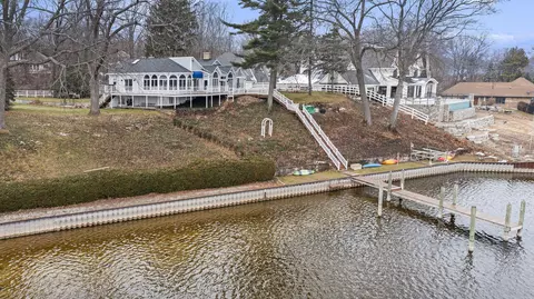 17784 W Spring Lake Rd, Spring Lake, MI 49456