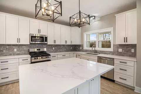 Kitchen - 2933 Clivedon Rd, Howell, MI 48843 photo 4 of 5