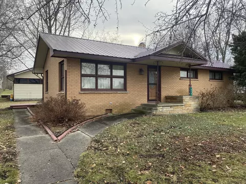 216 E Gilson St, Edmore, MI 48829 photo 3