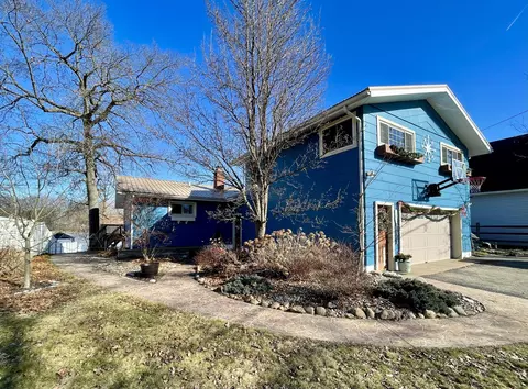 1457 Hickory Rd, Hillsdale, MI 49242