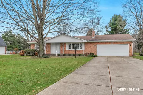 5675 Skyway Dr NE, Comstock Park, MI 49321