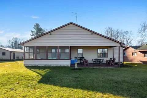46610 Woodland Dr, Bangor, MI 49013