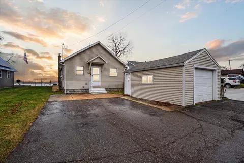 286 Ackerson Lake Dr, Jackson, MI 49201