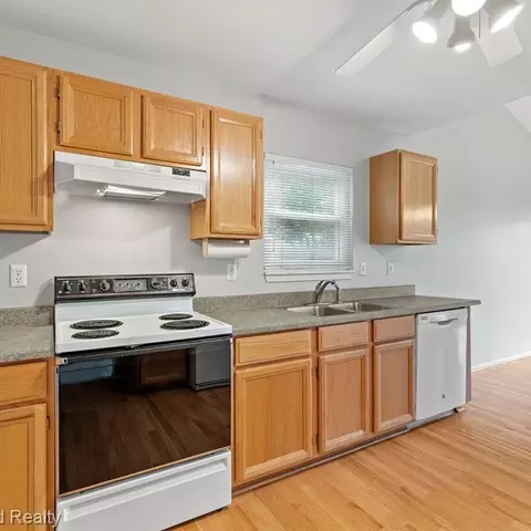 2272 Cedar Crest Blvd, Commerce Twp, MI 48390 photo 6