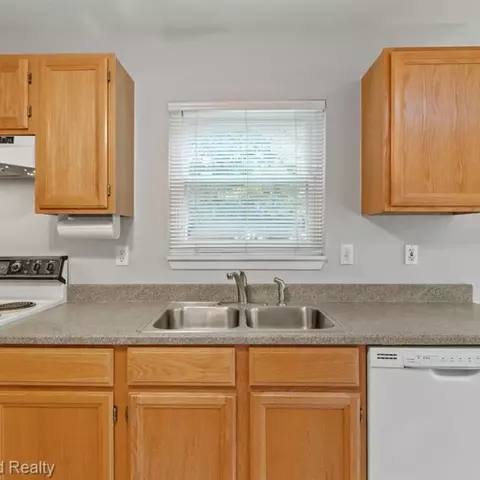 2272 Cedar Crest Blvd, Commerce Twp, MI 48390 photo 7