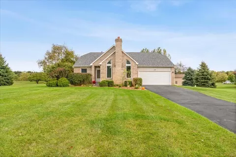 147 Cranbrook Dr, Howell, MI 48843 photo 2
