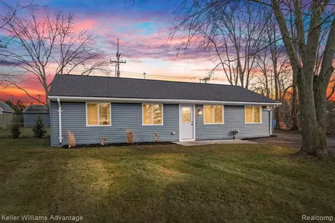 1040 Buster Dr, Waterford, MI 48327