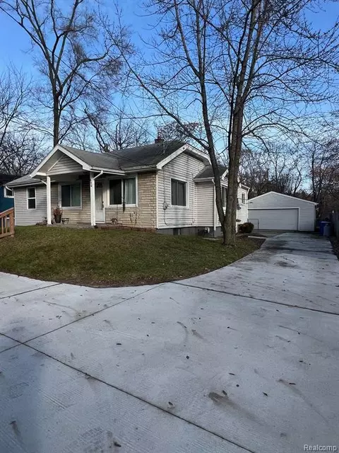 696 Crescent Lake Rd, Waterford, MI 48327