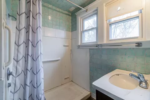 Bath - 4958 S Wayne Rd, Wayne, MI 48184 photo 1 of 2