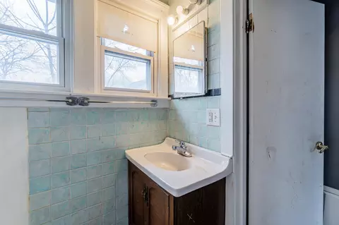 Bath - 4958 S Wayne Rd, Wayne, MI 48184 photo 2 of 2