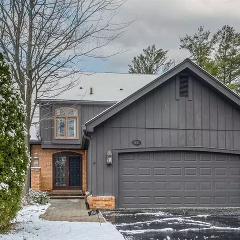 1881 Pine Ridge Ln, Bloomfield Hills, MI 48302