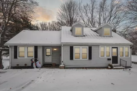 319 E Bacon St, Hillsdale, MI 49242