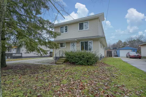 6404 Saline Dr, Waterford, MI 48329