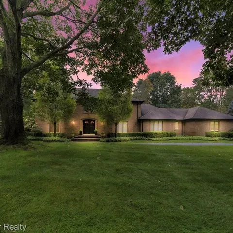 1275 Sunniwood Pl, Rochester, MI 48306
