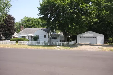 120 W Glenguile Ave, Parchment, MI 49004