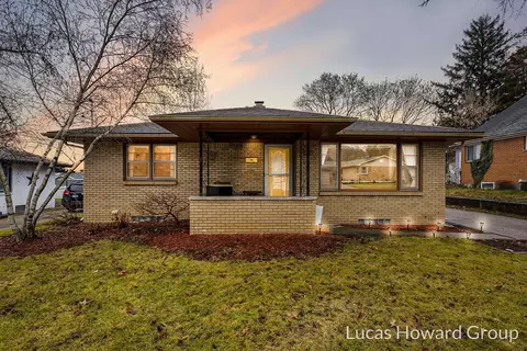 926 Calvary Ave NW, Grand Rapids, MI 49504