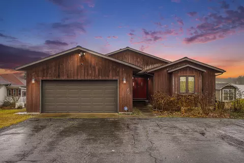 44316 Woodman Dr, Paw Paw, MI 49079