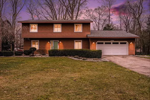 1305 Seminole Dr, Holland, MI 49424
