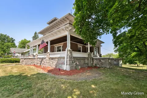 104 W Main St, Edmore, MI 48829