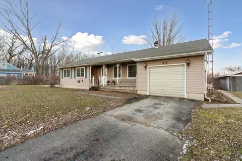 819 S Bull Run Rd, Fowlerville, MI 48836