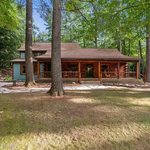 6686 White Rd, Indian River, MI 49749
