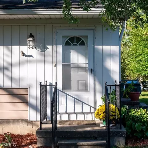 443 Trombley Dr, Troy, MI 48083 photo 3
