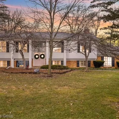5241 Green Meadows Rd, Grand Blanc, MI 48439