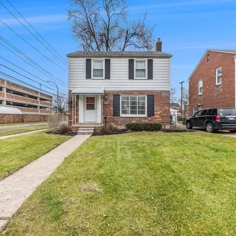 19201 Raymond St, Grosse Pointe Woods, MI 48236