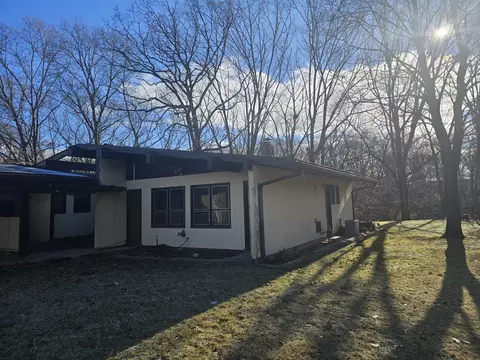 35 Castle Dr, Springfield, MI 49037 photo 4