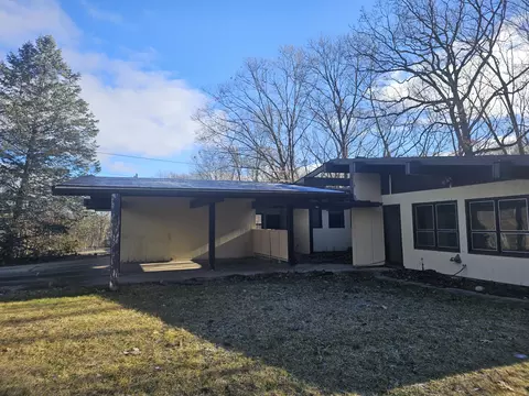 35 Castle Dr, Springfield, MI 49037 photo 3