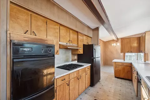 35 Castle Dr, Springfield, MI 49037 photo 38