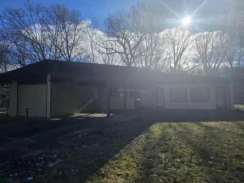 35 Castle Dr, Springfield, MI 49037 photo 2