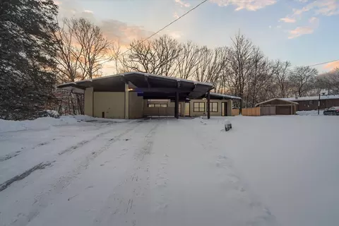 35 Castle Dr, Springfield, MI 49037