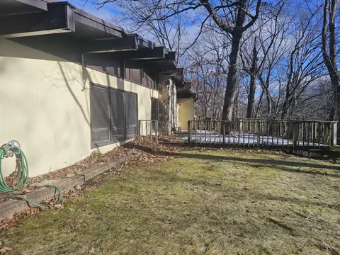 35 Castle Dr, Springfield, MI 49037 photo 9