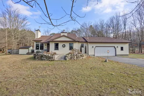 11870 Long Lake Dr, Sparta, MI 49345