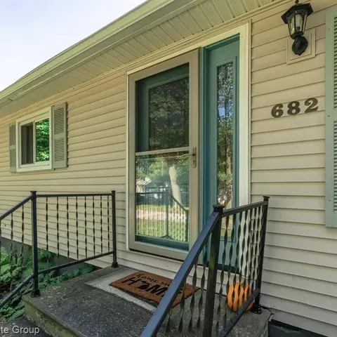 682 Cranbourne St, Commerce Twp, MI 48382