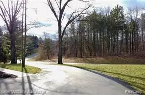 721 Harmony Hills Dr, Oxford, MI 48371