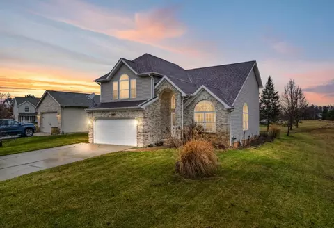 1300 Parkside Ct, Oxford, MI 48371