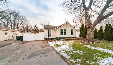 4015 Cresthaven Dr, Waterford, MI 48328