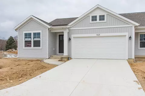 1425 N Village Cir, Kalamazoo, MI 49009