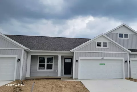 1427 N Village Cir, Kalamazoo, MI 49009