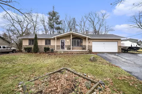 9987 Sedlock Ave, White Lake, MI 48386