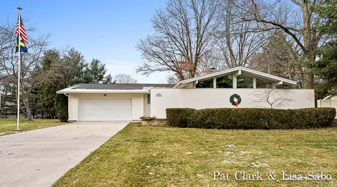 18655 Pinecrest Ln, Spring Lake, MI 49456