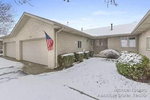 1045 Amber Ridge Dr SW, Byron Center, MI 49315
