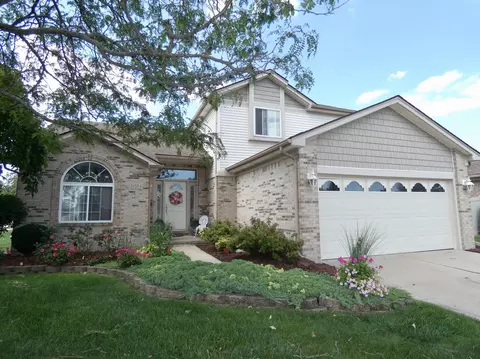 24884 Curtis Dr, Brownstown, MI 48134