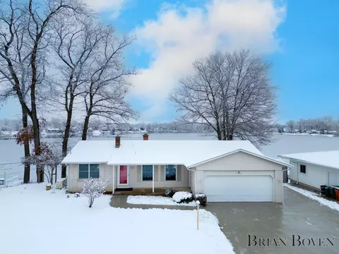 7127 Peninsula Dr NE, Rockford, MI 49341