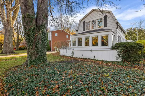 879 Neff Rd, Grosse Pointe, MI 48230