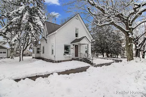 216 E Cherry St, Fremont, MI 49412