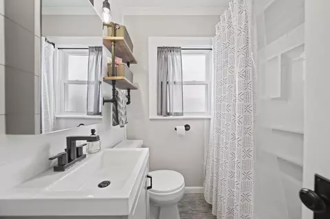 Bath - 713 Randolph St, Jackson, MI 49203 photo 1 of 1