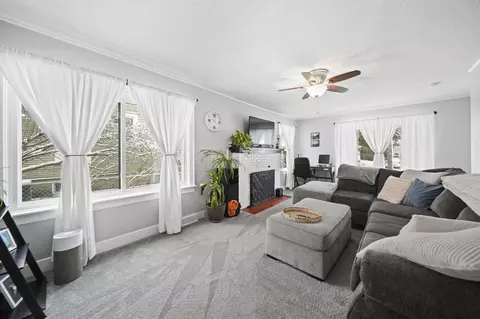 Living - 713 Randolph St, Jackson, MI 49203 photo 4 of 5